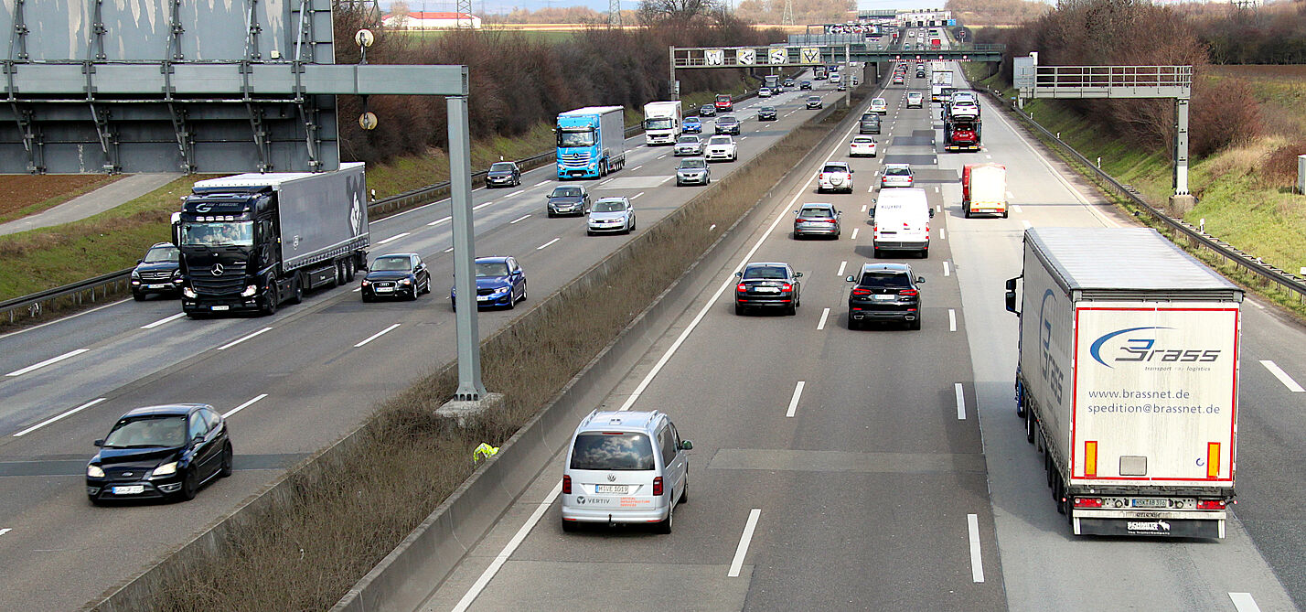Klimaschädlicher Verkehr auf der Autobahn Klimaschädlicher Verkehr auf der Autobahn