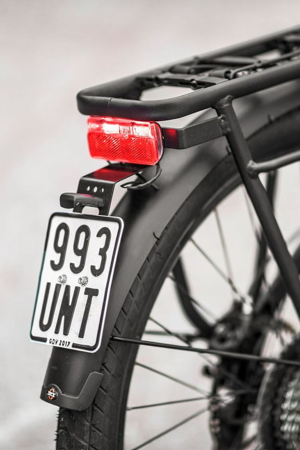 S-Pdelec mit Kennzeichen Die schnellen S-Pedelecs benötigen ein Versicherungskennzeichen. Damit ist ihre Power dann auch von außen ein wenig besser zu erkennen.