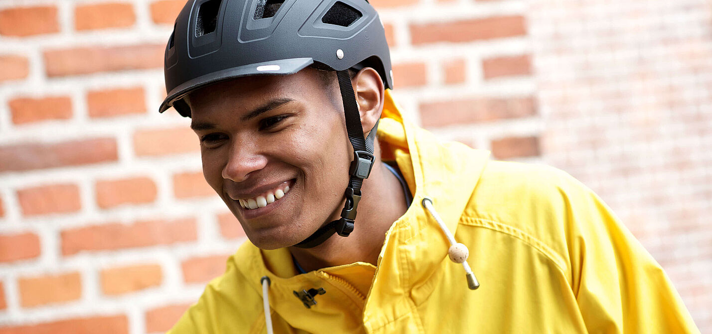 Sicher und gut gelaunt mit dem Helm unterwegs Sicher und gut gelaunt mit dem Helm unterwegs
